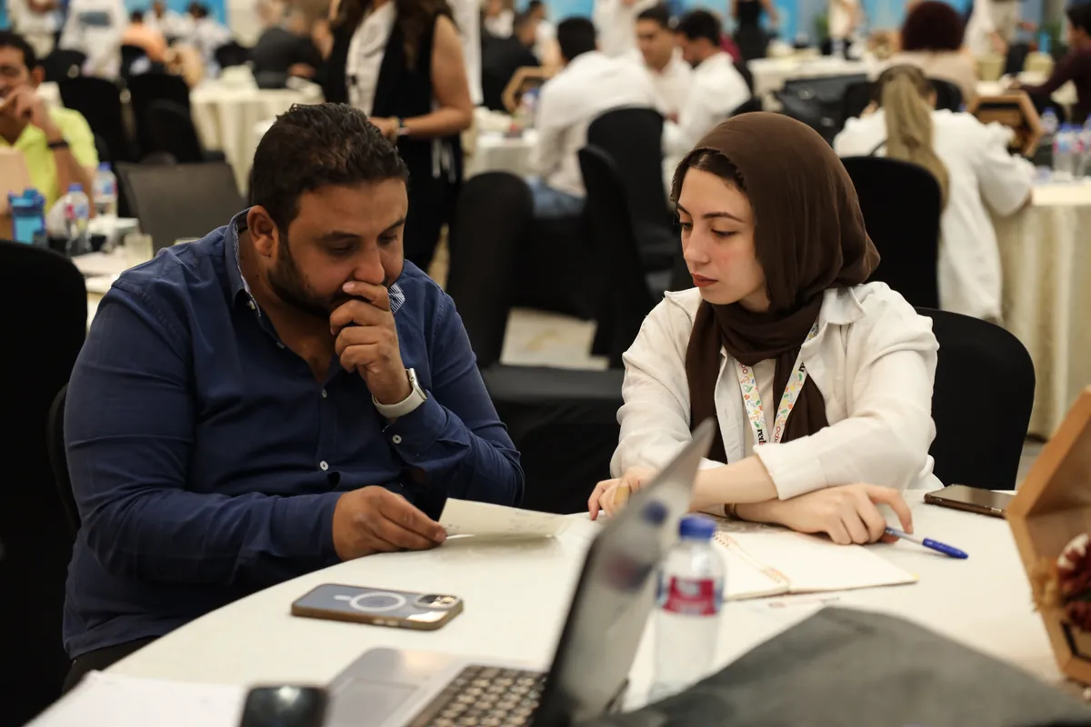 زوار أمام أجنحة المطورين العقاريين المشاركين في المعرض