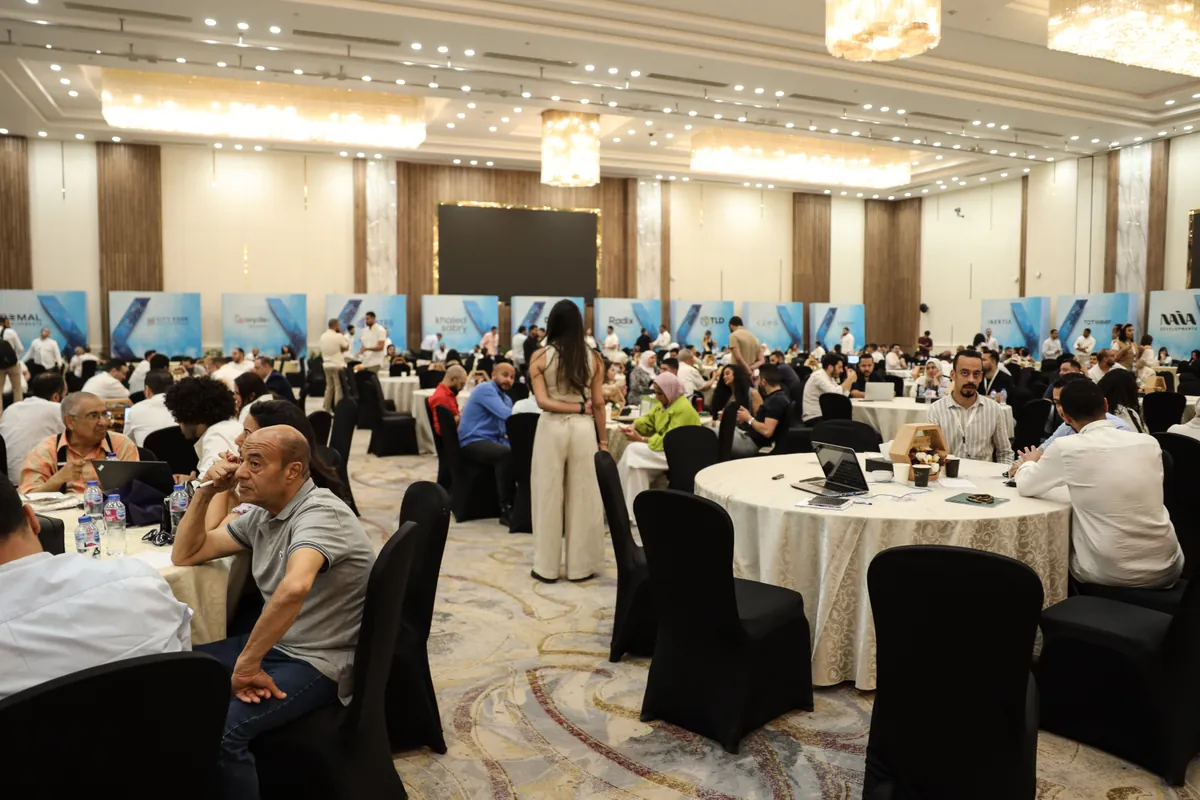 القاعة الرئيسية المزدحمة بالزوار وأجنحة المطورين خلال RED EXPO